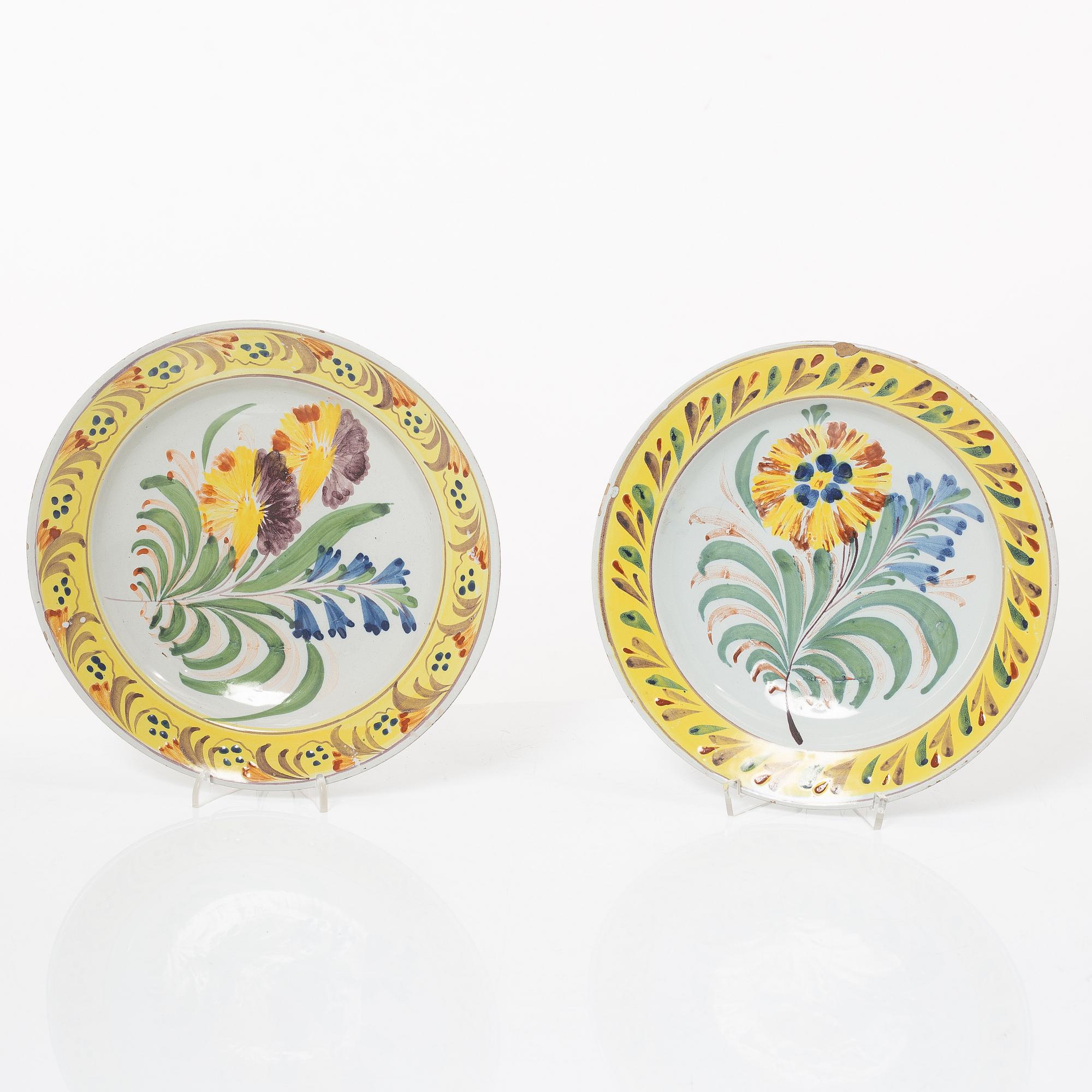 A pair of Kellinghusen faience plates, Danmark, omkring år 1800.