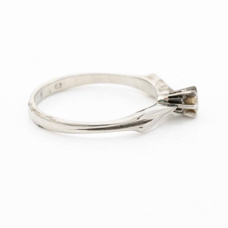 Ring in 18K white gold set with a brilliant-cut diamond.