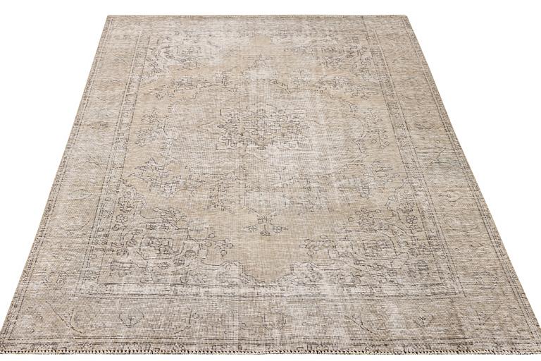 An oriental carpet, vintage design, c. 279 x 191 cm.