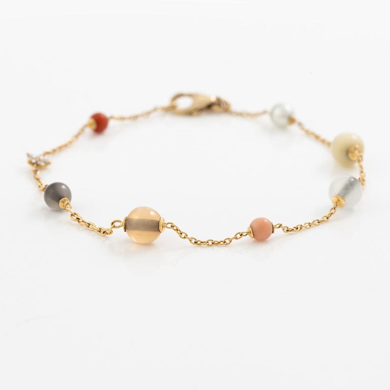 Ole Lynggaard, armband, "Shooting stars bracelet"18K guld med bland annat pärla, korall och stjärnmönster med briljantslipade diamanter.