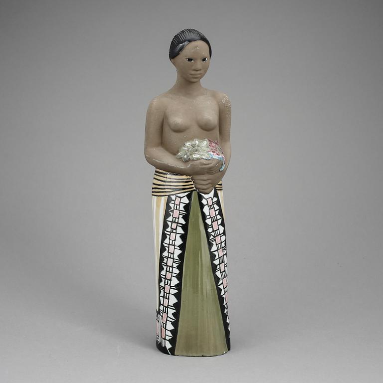 FIGURIN, stengods. Mari Simmulsson, Upsala-Ekeby, omkring 1900-talets mitt. Stämpelmärkt "5063".