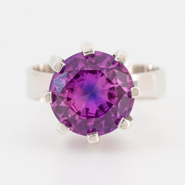G.KAPLAN, ring, silver med färgväxlande syntetisk safir.