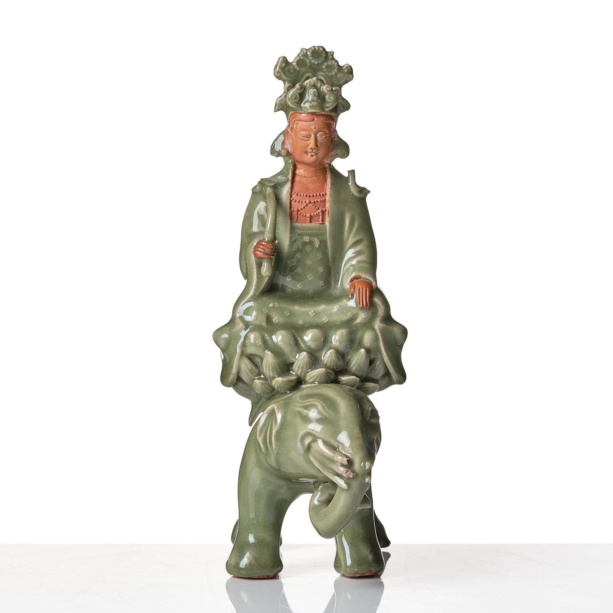 Guanyin, keramik. Troligen Longquan, Mingdynastin 1600-tal.