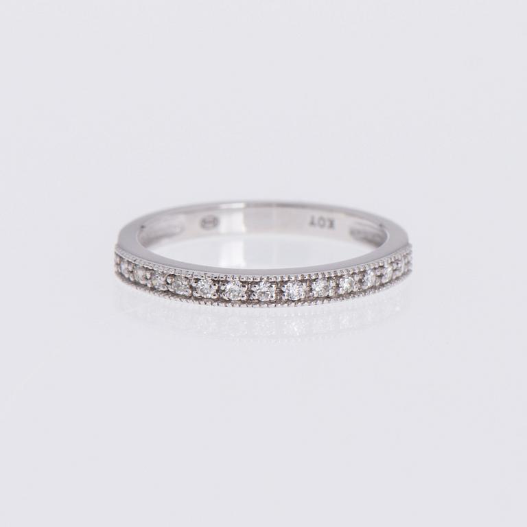 RING, briljantslipade diamanter, 14K vitguld. Suomen korutuote.