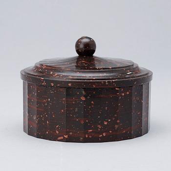 SMÖRASK MED LOCK. Älvdalen, 1800-talets början. Empire.