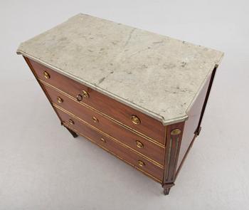 BYRÅ, sengustaviansk, omkring år 1800.