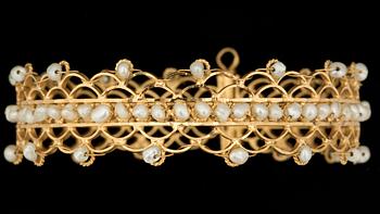 ARMRING, 14k guld med pärlor. Vikt ca 22 g.