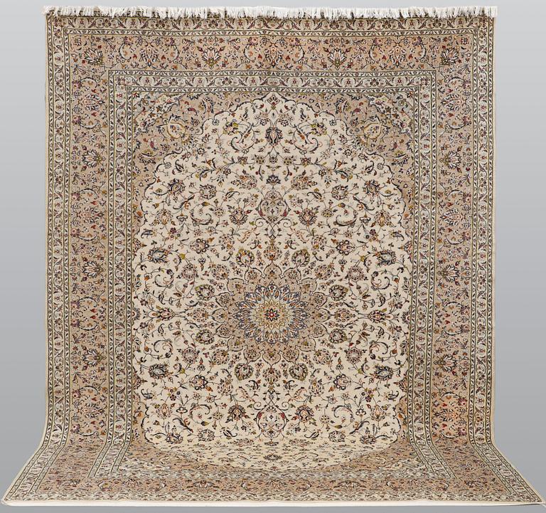 A Keshan carpet, approx. 398 x 295 cm.