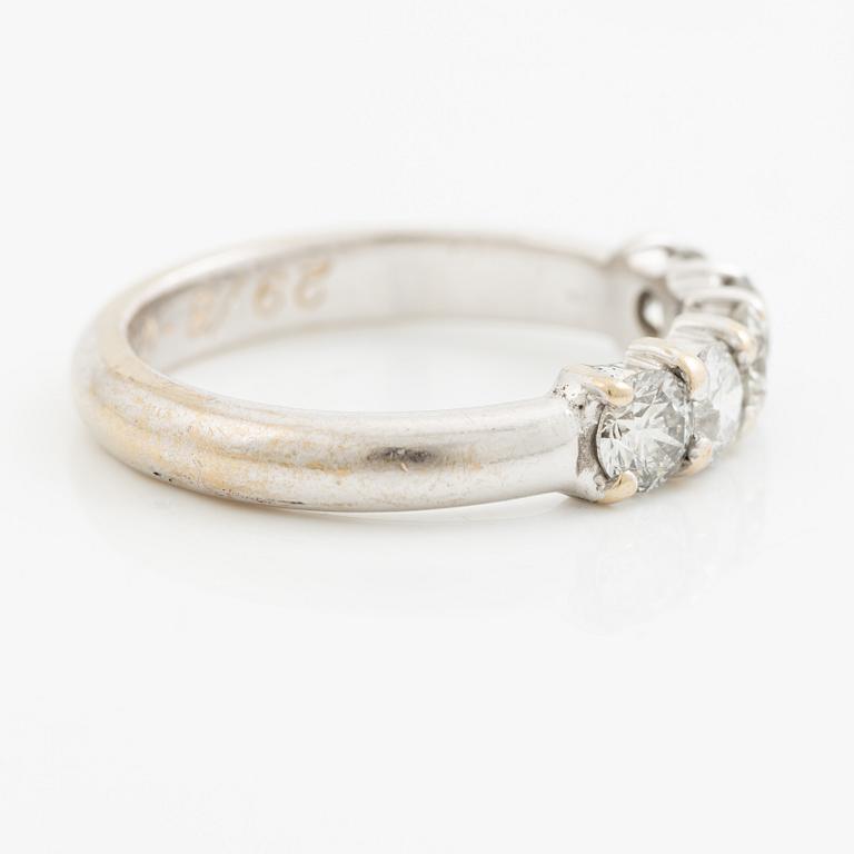 Ring in 18K white gold set with round brilliant-cut diamonds.