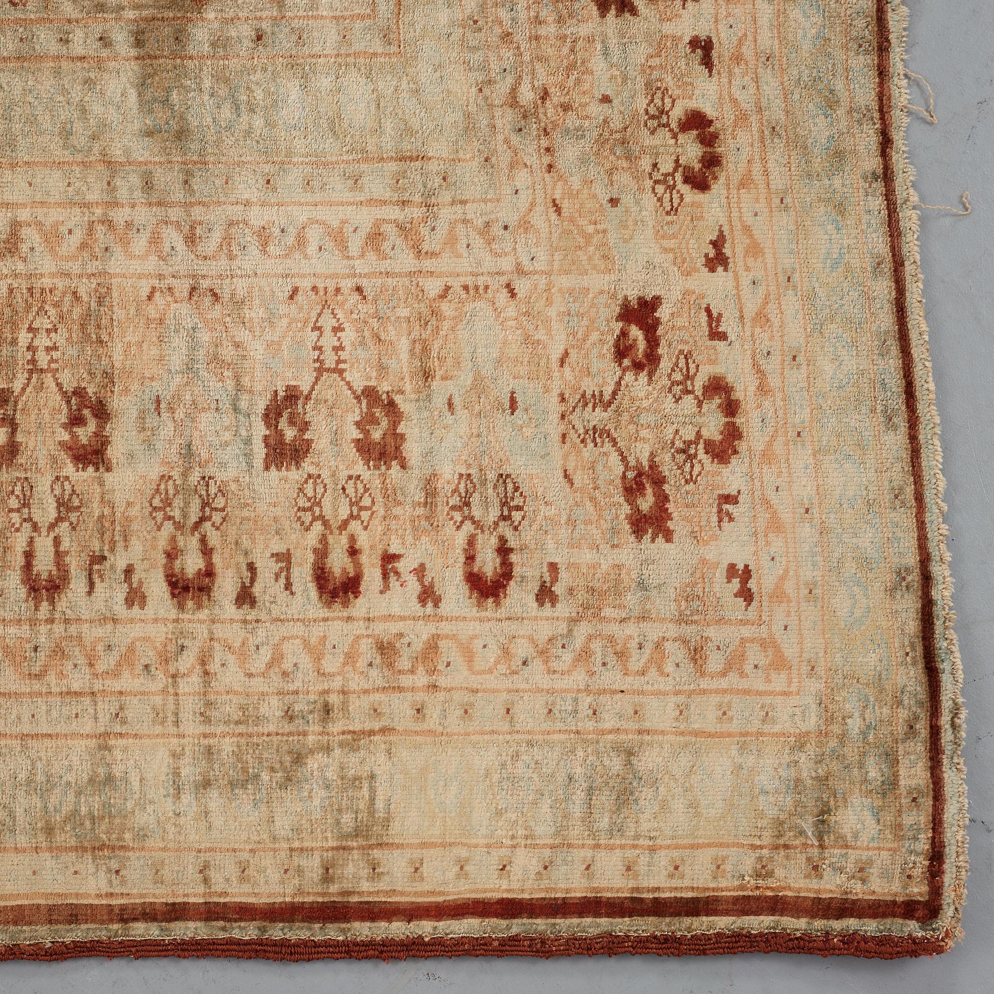 MATTO, an antique silk Tabriz, ca 161,5-163,5 x 121,5-124,5 cm.