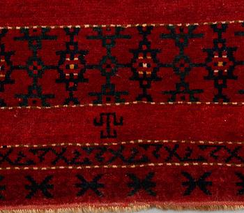 A CHUVAL, an antique Kirgiz/Turkmen, ca 115,5 x 209-211 cm (as well as ca 0,5-1 cm flat weave at the ends).