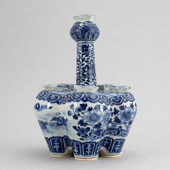 A blue and white tulip vase, Qing dynasty, 19th Century.