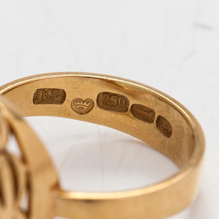 An 18K gold ring with a synthetic spinel. Katajanokan Kulta-ja Kelloliike, Helsinki 1964.