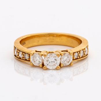 RING 18K gold w brilliant-cut diamonds. 3 center stones approx 0,70 ct in total.