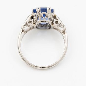 Ring platina med safir och baguetteslipade diamanter. Medföljande report GCS.