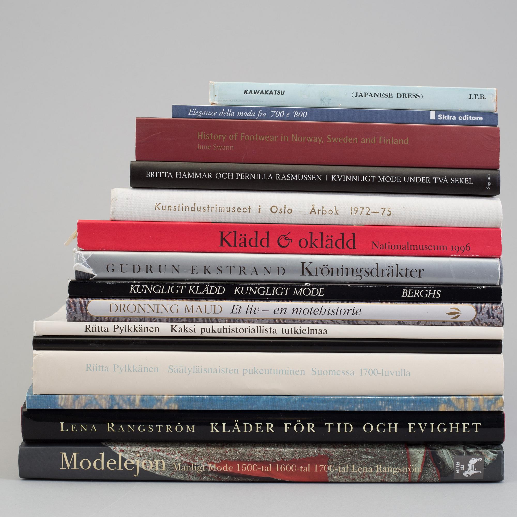 BÖCKER, 15 st., ämne: hovdräkter, kläder och mode.