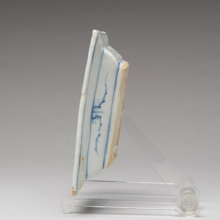 A blue and white Transition dish, 17th Century.