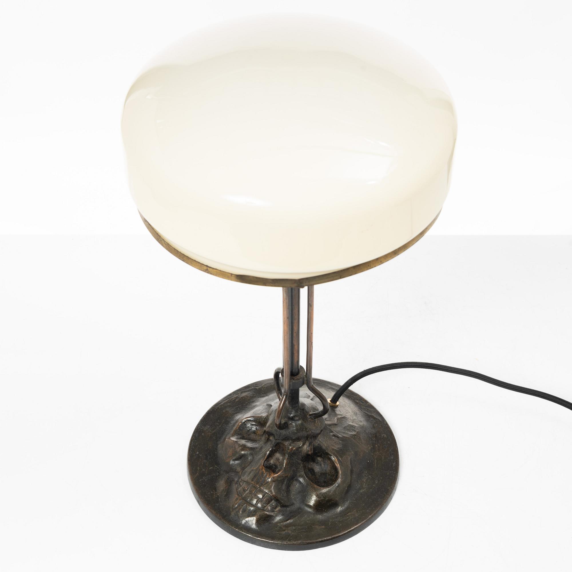 Evard Trulsson, bordslampa, brons med dekor av döskalle i foten, 1900-talets början.