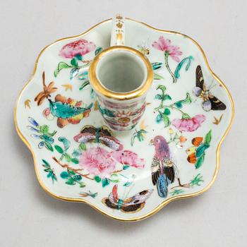 A blue and white saucer with a famille rose Canton candle holder, Qing dynasty, Qianlong and 19th century.