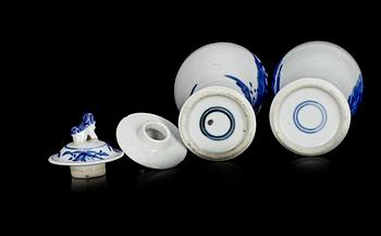 VASER med LOCK, 2 st, snarlika, porslin, Kina. 1800-tal.