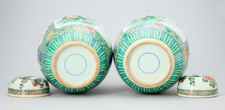 LOCKURNOR, ett par, porslin, Kina, 1900-tal.