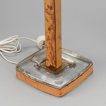 BORDSLAMPOR, ett par, Böhlmarks, glas och mässing samt läder, kring 1900-talets mitt.