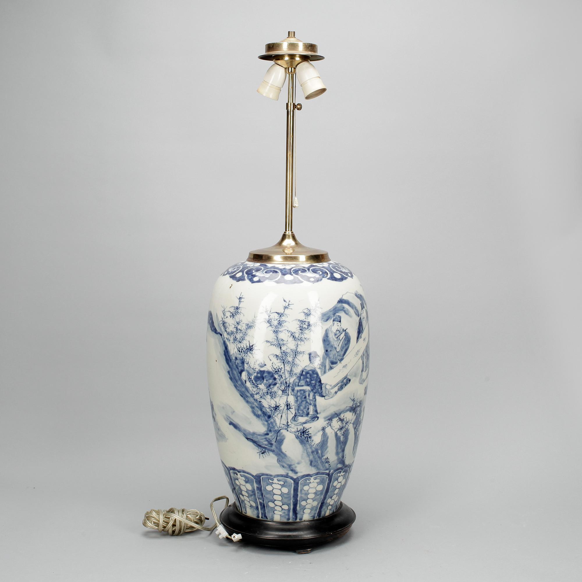 BORDSLAMPA, porslin, Kina, 1900-talets andra hälft.