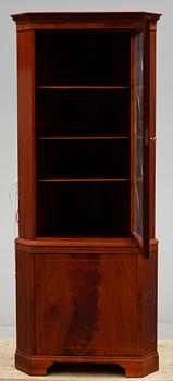 HÖRNVITRINSKÅP. Engelsk stil. 1900-talets andra hälft.
