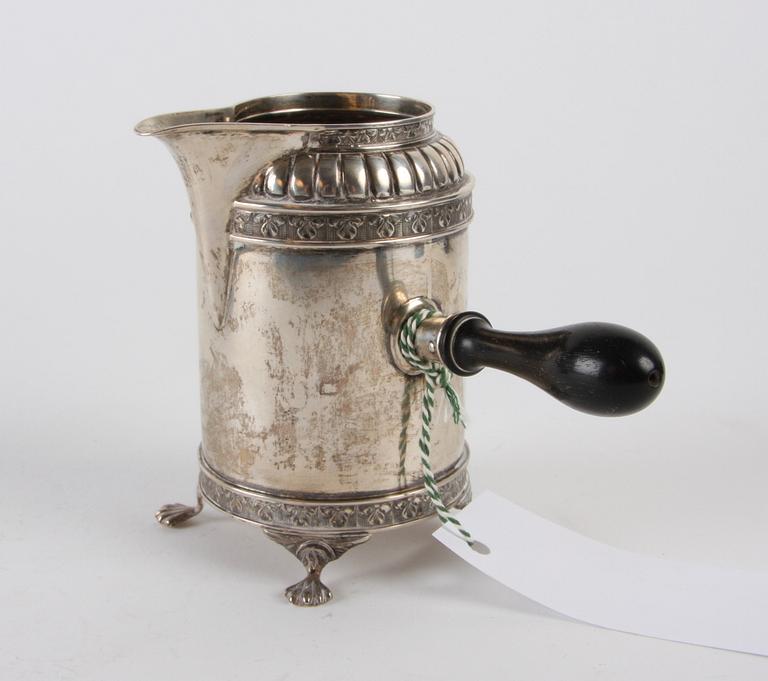 GRÄDDKANNA, silver, Bernt Erlandsson, Kristianstad, 1906 och SERVIETTRINGAR, 3 st.