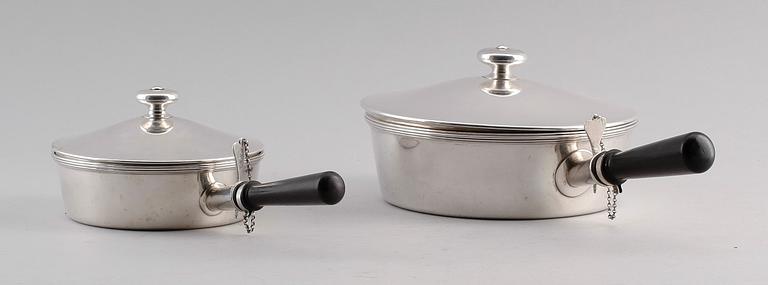 KAROTTER, 2 st, silver, CG Hallberg, Stockholm 1910 och 1915. Vikt ca 1199 g.