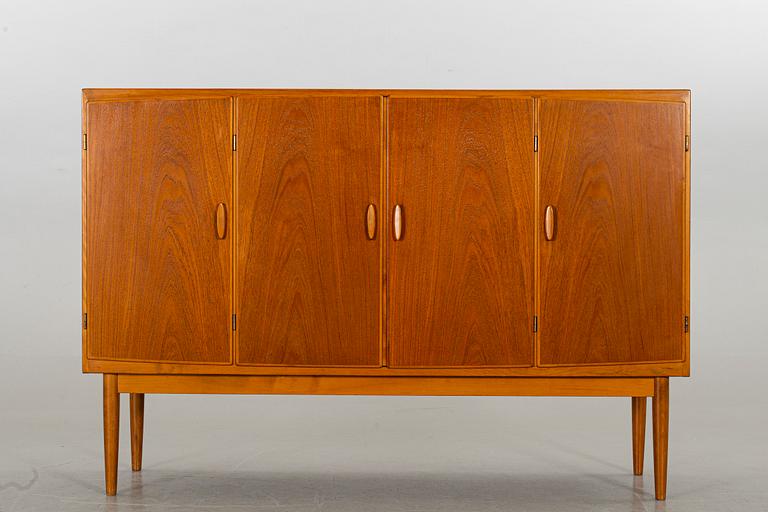 A SWEDISH MID 20TH CENTURY SIDEBOARD, H M Nordéns Möbelaffär.