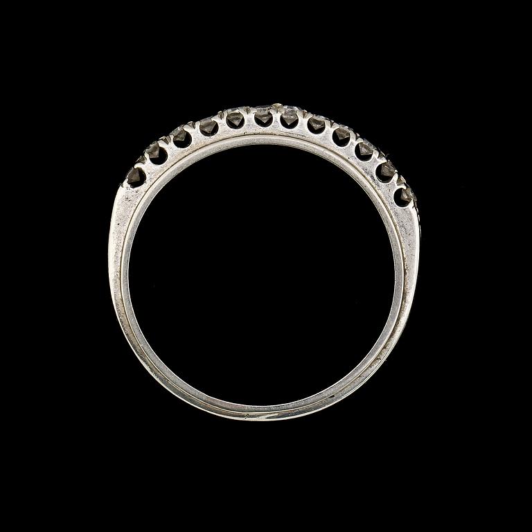 RING, vitguld med 12 åttkantslipade diamanter. Vikt 2 g.
