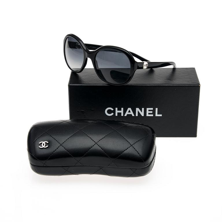 SOLGLASÖGON, Chanel.