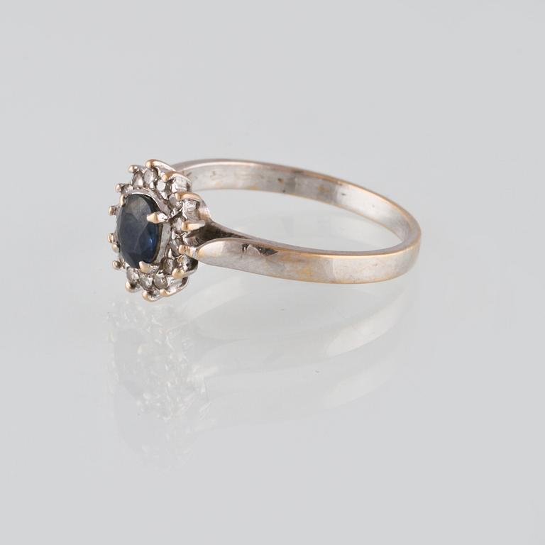 RING, 18K vitguld med blå safir samt briljantslipade diamanter.Vikt 3,5 gram.