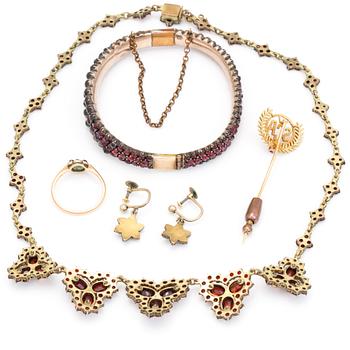 Five pieces of jewellery with facetted garnets.