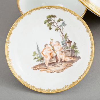 SOCKERSKÅL samt 2 KAFFEKOPPAR PÅ FAT, porslin, Meissenliknande märke. 1800-tal.