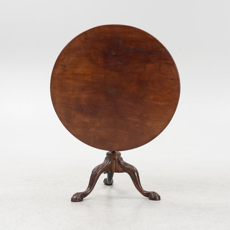 A tilt-top mahogany table, England, around 1800.