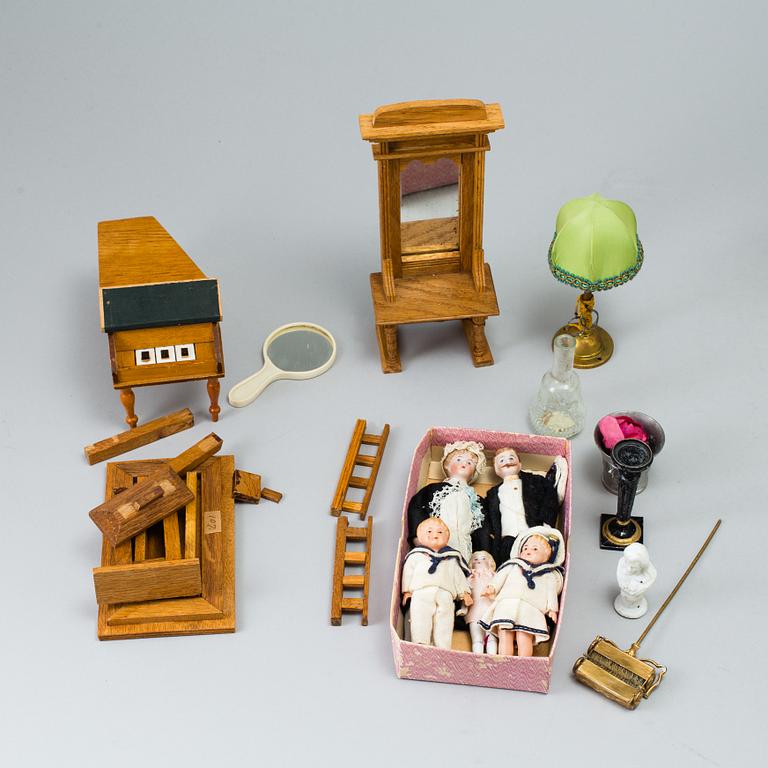 Dollhouse furniture and accessories. Early 20th century..