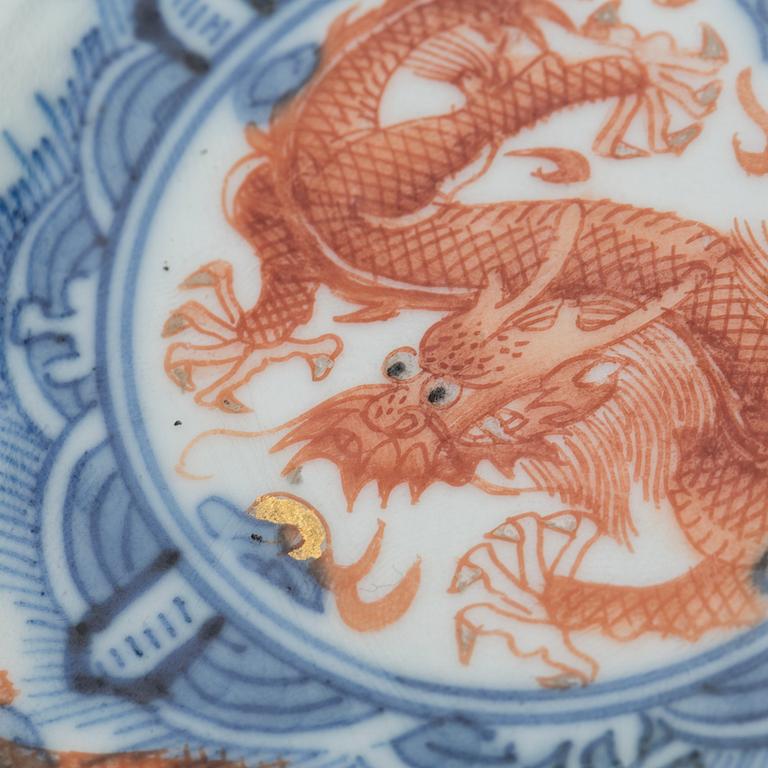 A CHINESE UNDERGLAZE BLUE AND RED DRAGON DISH. CHINA. QINALONGS MARK. LATE 19TH CENTURY.