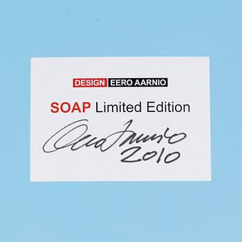 Eero Aarnio, "Soap-tuoli" Artekno, signeerattu Eero Aarnio, 2010.