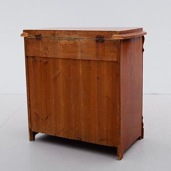 KOMMOD, omkring år 1900.