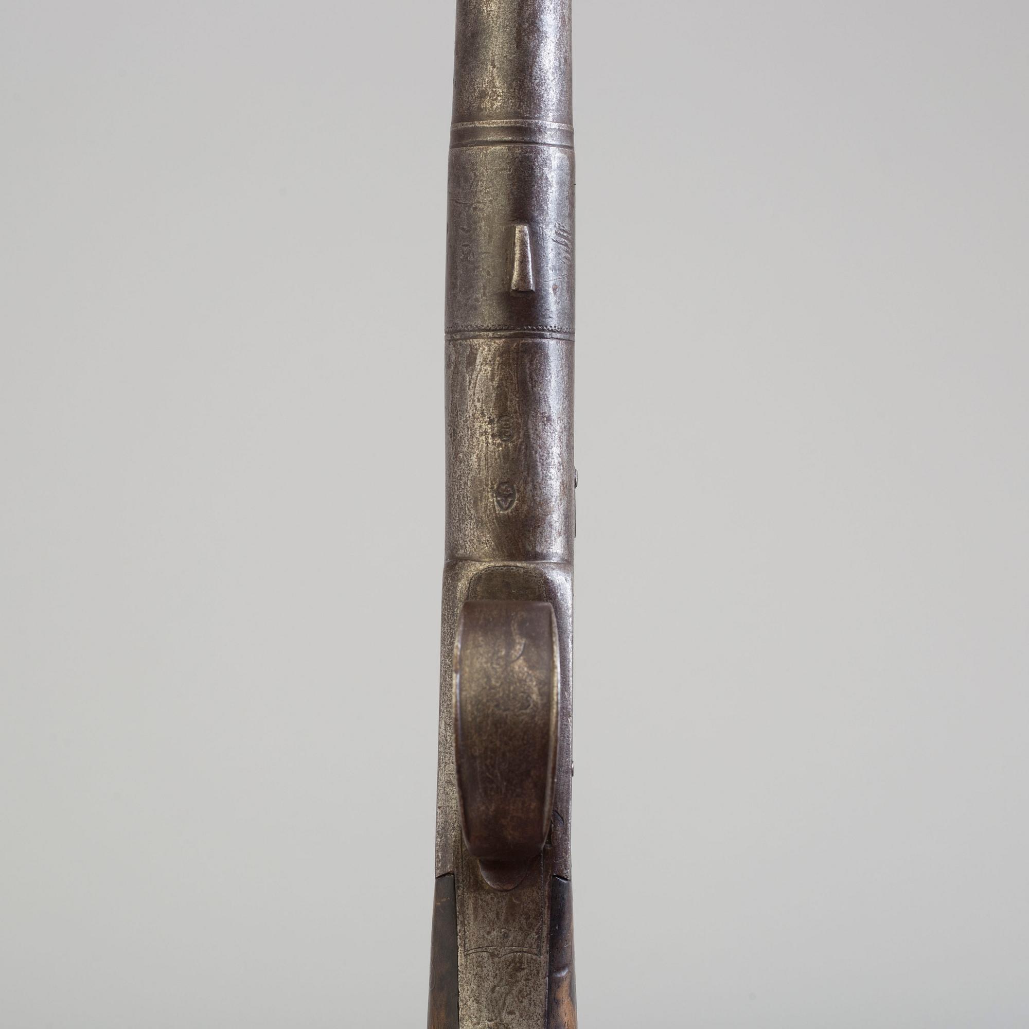 FLINTLÅSPISTOLER, 1 par, brittiska, av Queen Anne-typ, signerade Barker, 1700-talets andra hälft.