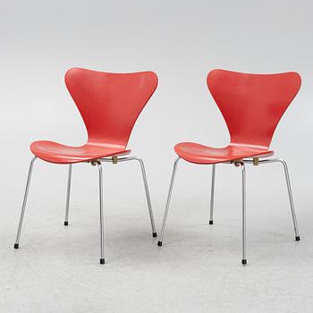 Arne Jacobsen, five red 'Series 7' chairs, Fritz Hansen, Denmark, 1972.