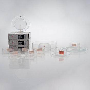 Timo Sarpaneva, skålar, 10 st  och tallrikar, 9 st, "Marcel"- serien för Iittala. I produktion 1993 - 1996.