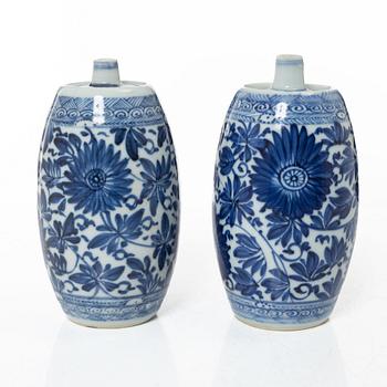 A pair of blue and white 'Genever' bottles, Qing dynasty, Kangxi (1662-1722).