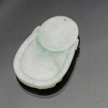 HÄNGSMYCKE, nefrit, Kina, modern tillverkning.