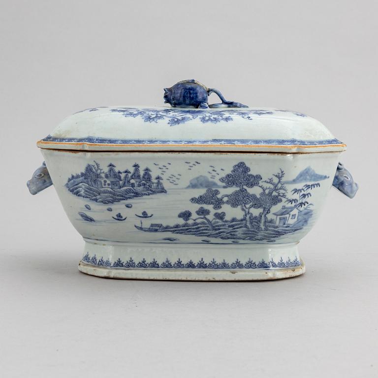 A blue and white export porcelain tureen with cover, Qing dynasty, Qianlong (1736-95).