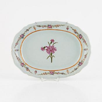 A Chinese export porcelain dish, Qing dynasty, Qianlong (1736-95).