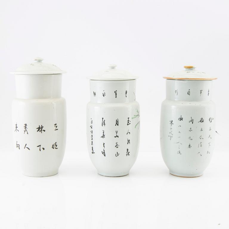 A set of 3 Chinese jars with covers, 20th century.