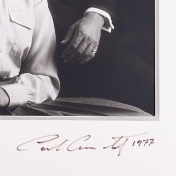 Royal photograph, King Carl XVI Gustaf och drottning Silvia, signed and dated 1977. Photo signed Claës Lewenhaupt.